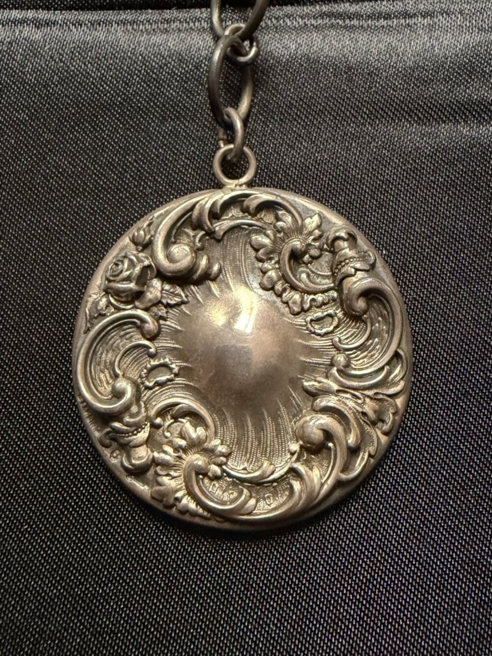 Vintage Silver-Tone Articulated Leaf Necklace with Ornate Floral Medallion - Picture 4 of 7